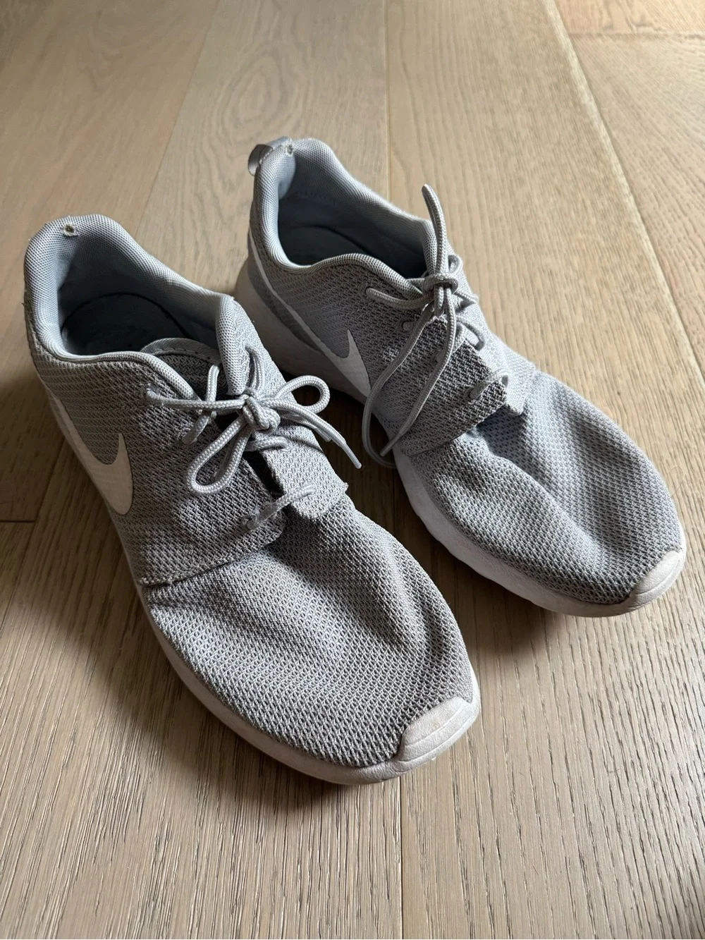 Nike Men’s Light Gray Mesh Sneakers